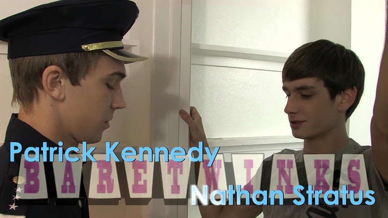 Bare Twinks: Sĩ quan Patrick's Stern dicking