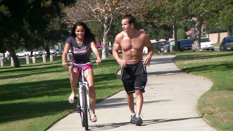 Milf X: ホットラティーナは白い巨大なコックを愛しています。.