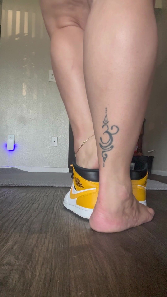 SofieeSoles: Ateşli tabanlar spor ayakkabıdan yalınayak çıkıyor