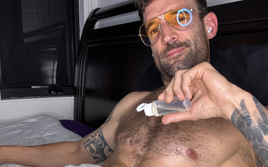 Alex Legend solo: Engrasando mi cuerpo y chupando una gran leche