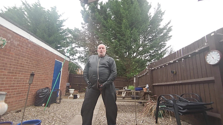 Leatherman63: Wanking Outside