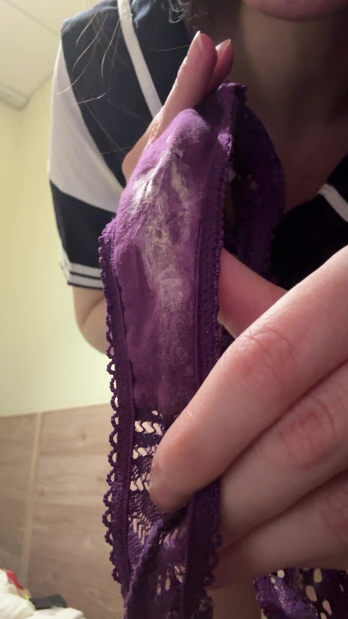 JuliaVeil: Ruská Dívka Ukazuje Špinavé Kalhotky V Sekrecích a Neumyté Chlupy