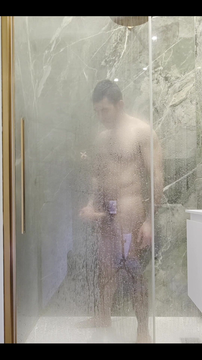 Max Xedephiro: ¿Quién quiere unirse a mí en la ducha?