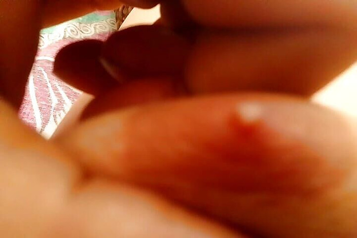 Gangbang straight: Masaje de pezón riéndose