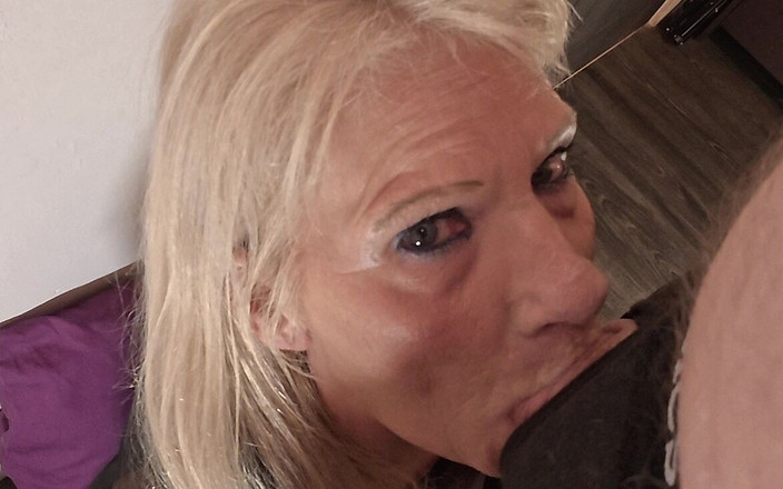 Milf-T: Sexy babička má orgasmus se spermatem na tváři a ptákem...