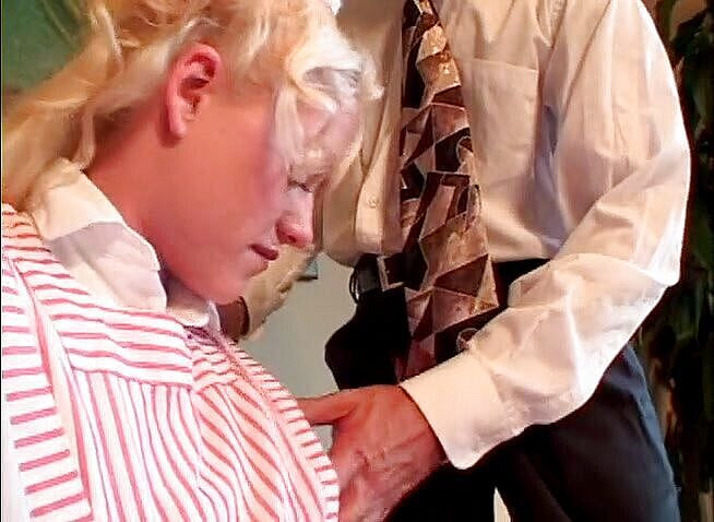 Freaks on Cocks: Sirvienta de la casa rubia tetona obtiene su coño perforado...