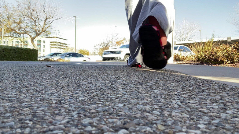 Tan feets: Tanfeets devant une pantoufle publique avec des ongles naturels