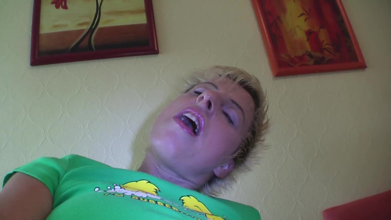 German amateur - 100% German hardcore videos: Nasty skank mature pissing his hand while fisted