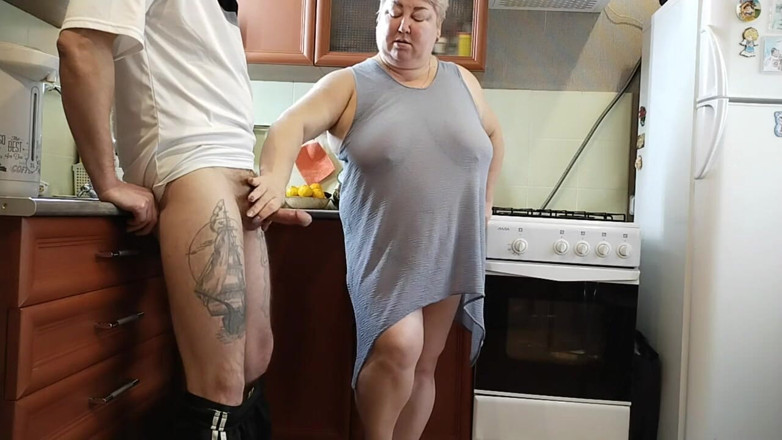 Zona901: Por la mañana, en la cocina, una mujer gorda masturba...