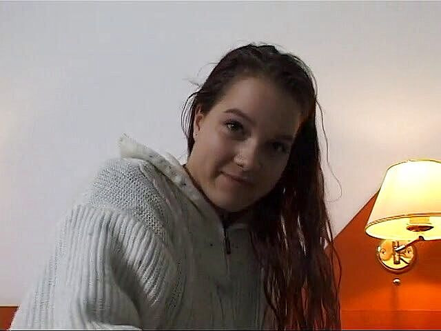 Lucky Wankerz: Esmer amatör sürtük tek başına iş başında