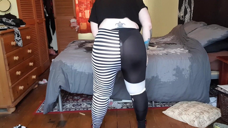 Tattooed Milfy Mama: Pawg streching và xuất tinh trong quần legging