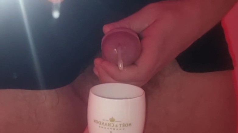 Alexander Audran: Cum Taste - Moët &amp; Chandon và một chiếc cốc tinh dịch được đổ...