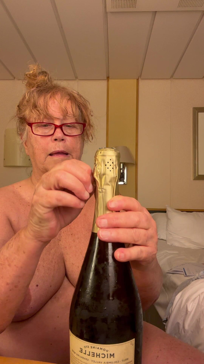 Big Ass 4 U: Saluti per togliermi il costume da bagno