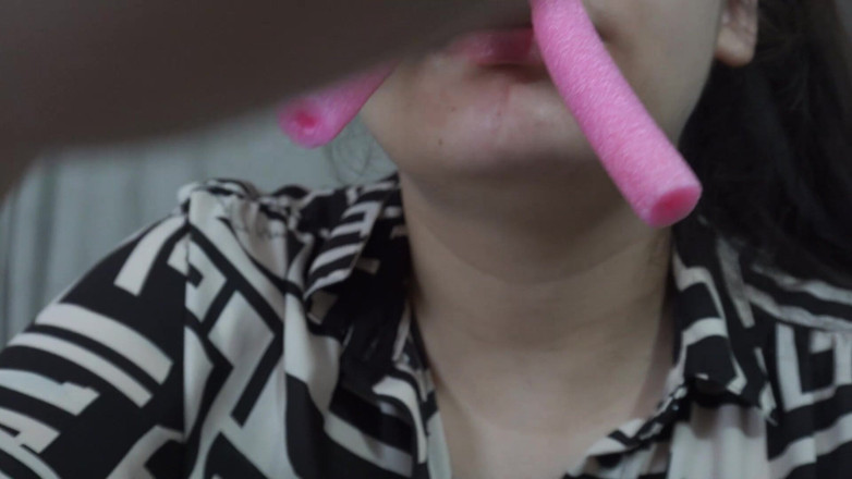 AmayaMori: Er spielt mit meiner Nase. Ich stecke ein dünnes rosa...