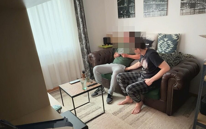 AntoGoesHunting: Hetero zvědavý údržbář sveden Gayem a je vykouřen na gauči při...