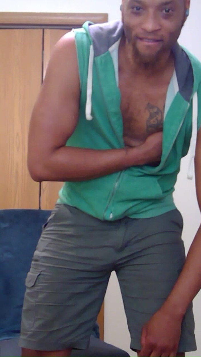 Kennie Jai: दोस्त के लिए मेरी हरी बनियान में हिलाना