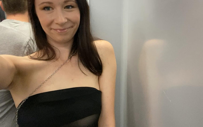 RonyaRabe: Hampir tertangkap! Orang lewat menjilat saya di lift!