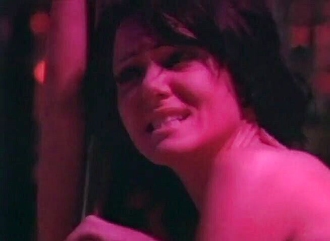 3some Bangers: 两个性感的小妞在streaptese俱乐部和一个幸运的家伙玩得很开心