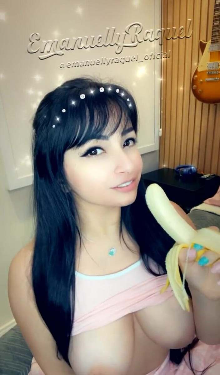 Emanuelly Raquel: Comiendo sensualmente un plátano