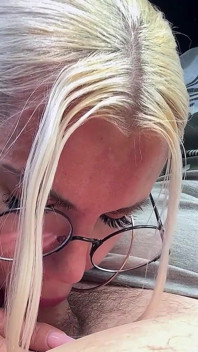 A Sexy Travel Companion Gave Me a Selfie-blowjob with Cum in Her Mouth