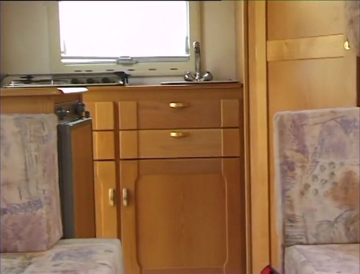 VintageXMovies: Sexe dans la voiture avec une cougar blonde qui aime...