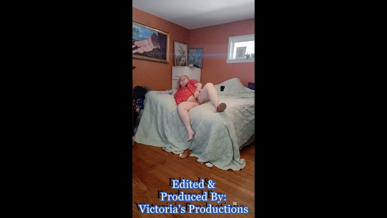 BBW nurse Vicki adventures with friends: Jururawat Vicki memakai pakaian mini tetikus dan kasut jari kaki...