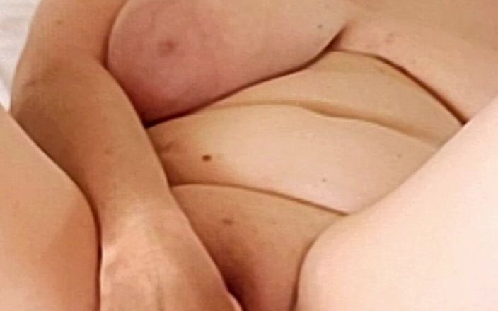 MariaOld: クリトリスバイブレーターで角質のGILFオナニーを強いオーガズムまで