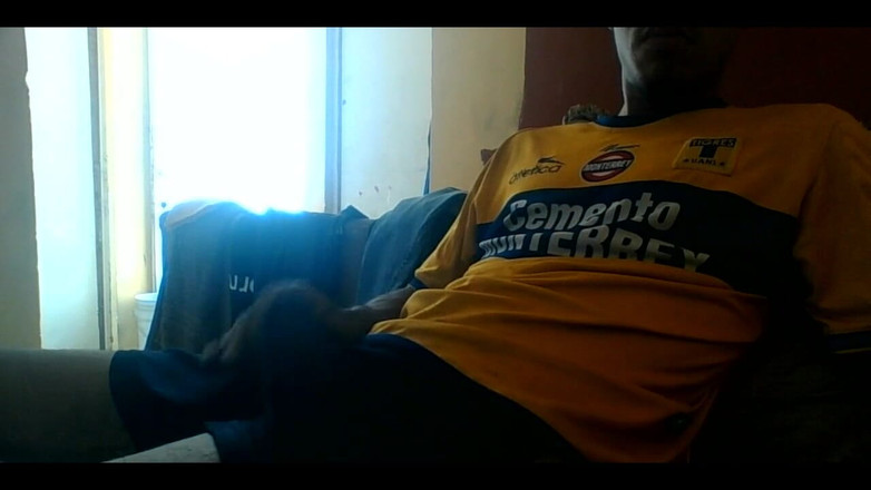 AlexAlejandro13: ソファに座る