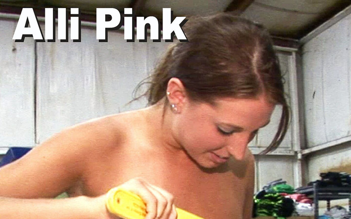 Edge Interactive Publishing: Alli Pink раздевается обнаженным телом