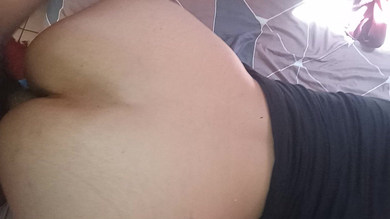 Eatrella j: Závislá, ošukaná a nevzdá svůj mobilní telefon