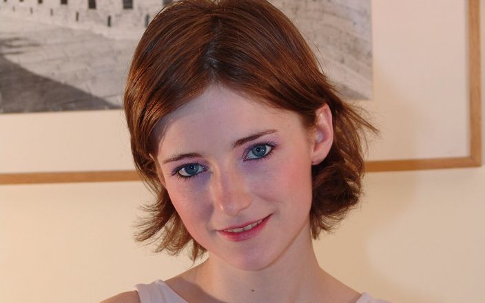 AproductionA: Vicky kouření na obličej Chcaní na obličej