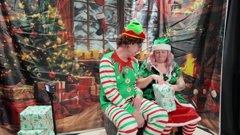 The Izars: 섹스 토이 선반의 음란한 엘프 3일차