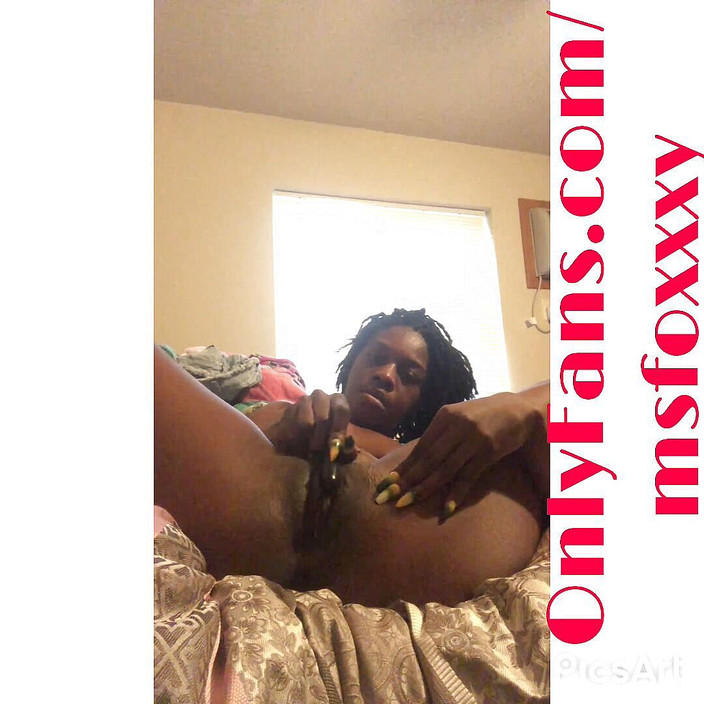 Foxxxy: Solo en casa mostrando mi coño algo de atención