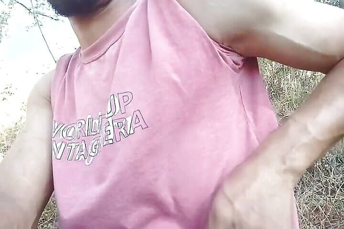 Gangbang straight: Ragazzo indiano nudo all'aperto 4