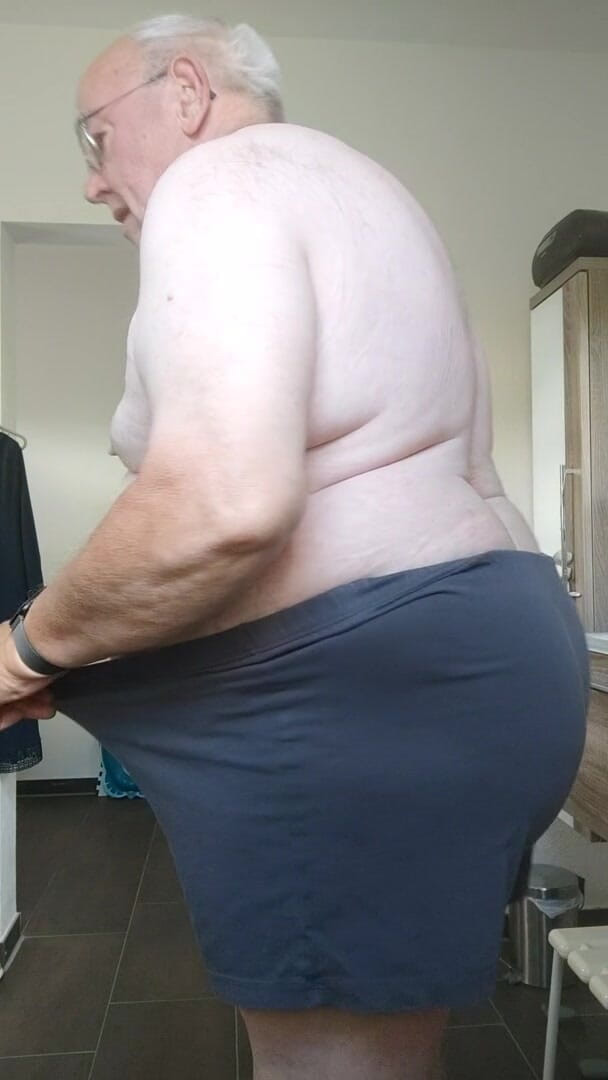 Karlchengeil: Main bugil, pamer kentut dan bugil