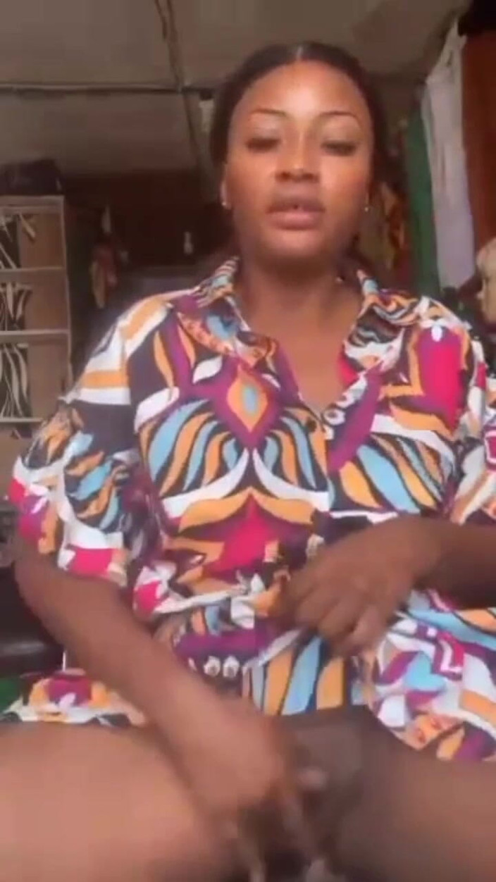 Me and my new slut: Melancap awam mama miang bermain pepek gemuknya di kedainya untuk...