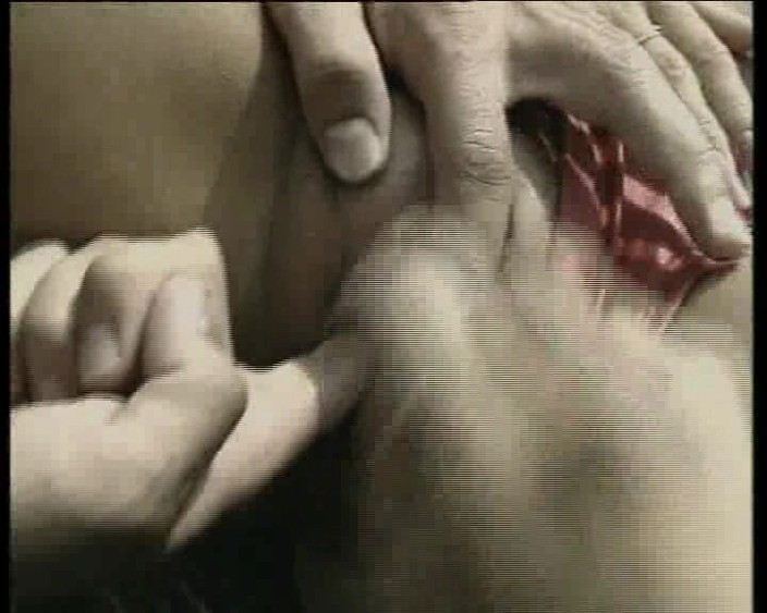 German amateur - 100% German hardcore videos: La ragazza magra si sgrilletta la figa prima di essere...