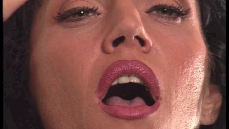 Inthe MILF room: Bu azgın orta yaşlı seksi kadının götünde büyük bir yarak