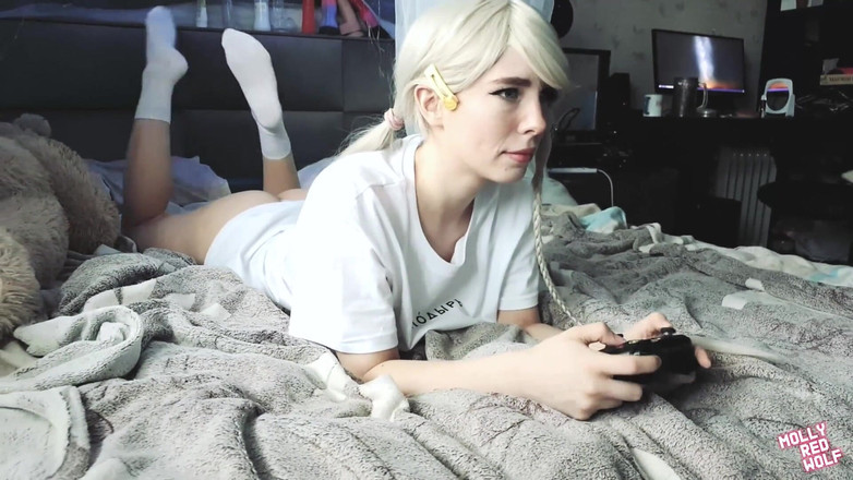 MollyRedWolf: Sorellastra sostituisce un gamepad rotto con il suo corpo (sborrata facciale) -...