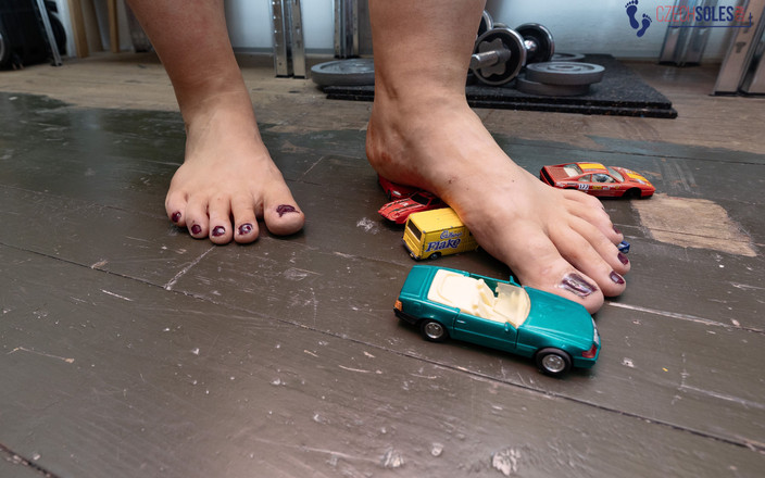 Czech Soles - foot fetish content: Відео від першої особи, товстушка величезна велетень в кросівках і босоніж