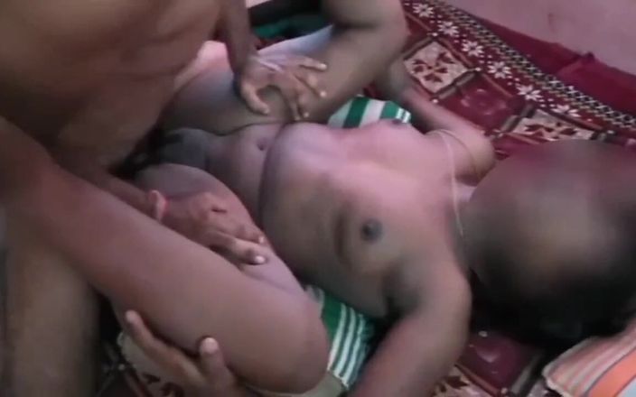 IndianHotwifeX: Gavatım bahsi kaybetti, yabancı büyük siyah götümü domaltarak anal sikiş...