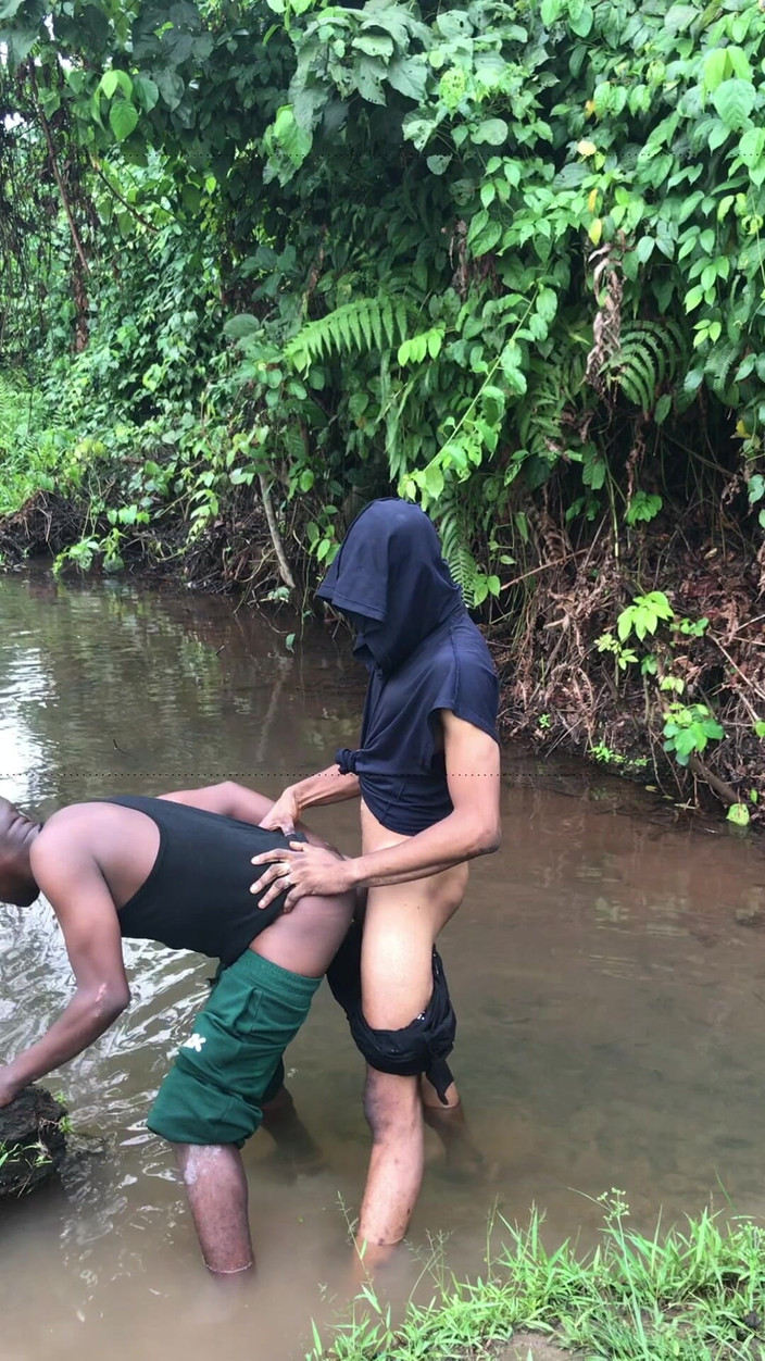 Sexylary: Нигерийские пареньки где застукали за сексом в болотной реке с кустами, округляющими их
