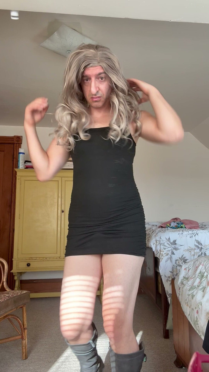 Kinky39: Sexy schwarzes kleid wichst und neckt