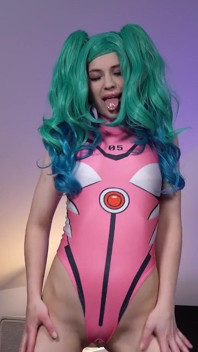 Nikki Hill es una zorra hentai juguetona que ama los juguetes grandes