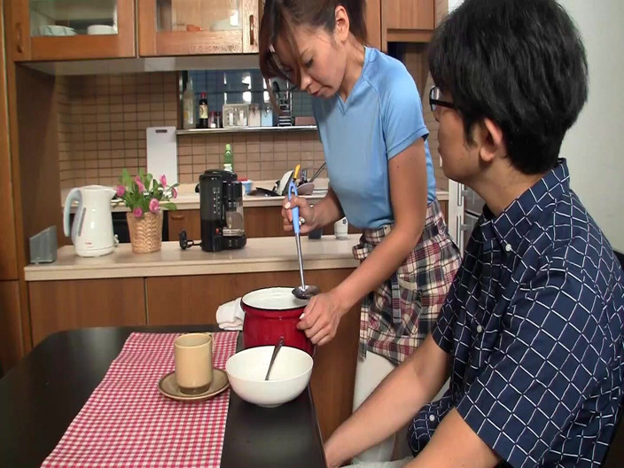 Raptor Inc: Yukako Kawashima - menajeră care lucrează, femeie mai în vârstă, arată o...