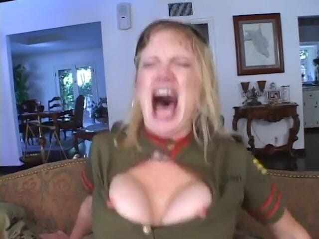 Anal seduction: Si jalang blonde dikongkek pantat ketatnya
