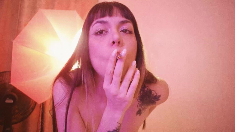 CoralTrip: Khỏa thân hút thuốc