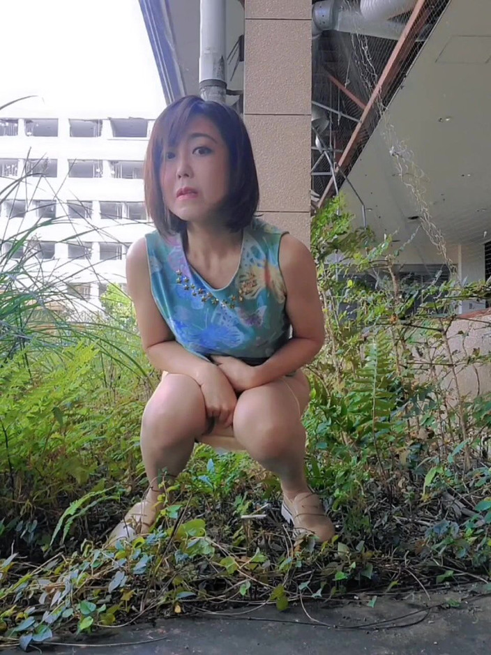 Mayumi Kanzaki: Esposizione all'aperto e pipì