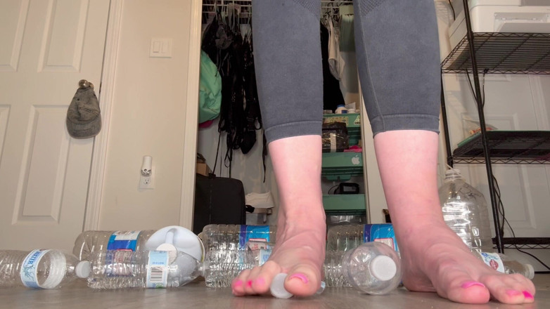 Peppermint Giantess: Water Bottle Crushing with Size 16 Big Feet