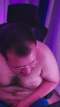 Un ours gay propre fume sur son bureau pendant que je travaille à domicile